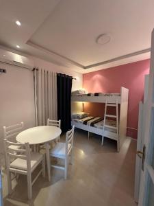 Tirana Blloku Vibes Hostel客房内的一张或多张床位