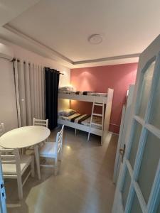 Tirana Blloku Vibes Hostel客房内的一张或多张床位