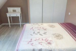 Ένα ή περισσότερα κρεβάτια σε δωμάτιο στο Appartement confortable à Lamballe avec vue sur mer
