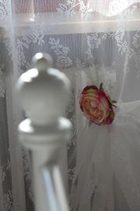 a pink rose on a curtain with a white vase at Sogni d'Assisi in Assisi