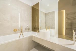 Et badeværelse på Cortina North Premium Smart Apartment with Parking + 34 billeder