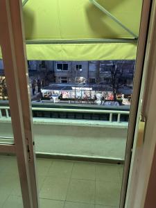 Tirana Blloku Vibes Hostel的阳台或露台