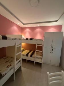 Tirana Blloku Vibes Hostel客房内的一张或多张床位
