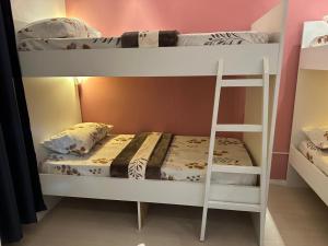 Tirana Blloku Vibes Hostel客房内的一张或多张床位