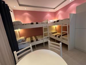 Tirana Blloku Vibes Hostel客房内的一张或多张床位