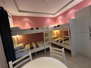 Tirana Blloku Vibes Hostel客房内的一张或多张床位