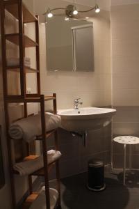 uma casa de banho com um lavatório, um espelho e um toalheiro. em Sogni d'Assisi em Assis