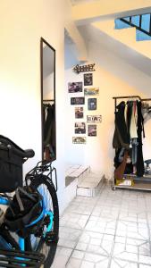 グアテマラシティにあるTravelholic zona 4の鏡の横に駐輪場がある部屋 +24枚の写真