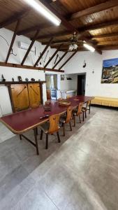 een grote kamer met een lange tafel en stoelen bij Verona Cabaña in Necochea
