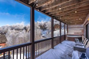 Rõdu või terrass majutusasutuses Views ~ Hot Tub~ 2 Decks~Pool Table~GameRoom~Cabin