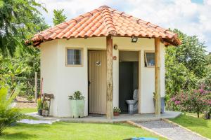 a small white house with a red roof at Espaço Amplitude in Sobradinho +6 photos