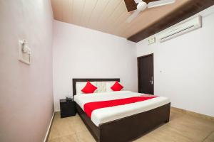 Postel nebo postele na pokoji v ubytování Hotel O Iris Lite