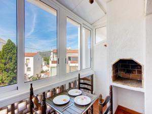 einen Tisch und Stühle auf einem Balkon mit Kamin in der Unterkunft Townhouse in Rosas near Aqua Brava Water Park in Montjoys