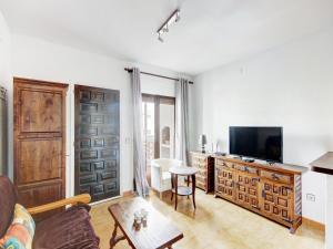 ein Wohnzimmer mit Sofa und Fernseher in der Unterkunft Townhouse in Rosas near Aqua Brava Water Park in Montjoys