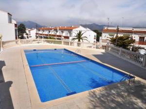 ein großer blauer Swimmingpool auf einem Gebäude in der Unterkunft Townhouse in Rosas near Aqua Brava Water Park in Montjoys