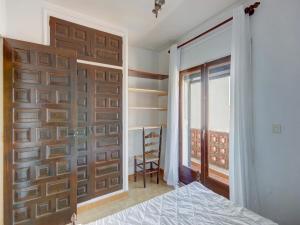 ein Schlafzimmer mit einer Holztür und einem Fenster in der Unterkunft Townhouse in Rosas near Aqua Brava Water Park in Montjoys + 31 Fotos