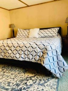 a bedroom with a bed in a room at Bryce Canyon Country House in Hatch