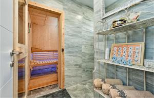 KapelaにあるStunning Home In Kapela With Kitchenのシャワー付きの客室で、木製のドアが付いています。