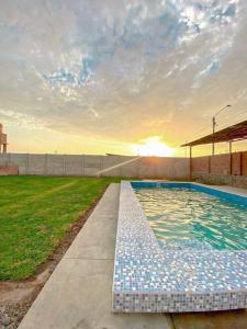 Piscina de la sau aproape de Casa Puente Azul - Casa de Playa