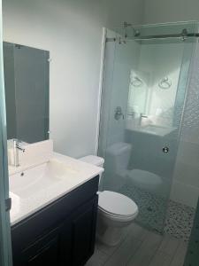 Un baño con lavabo, inodoro y ducha. en Boni Beach, en Miravalles 24 fotos más
