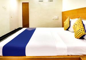 Postel nebo postele na pokoji v ubytování SPOT ON Srinivasa Residency