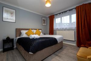 Ένα ή περισσότερα κρεβάτια σε δωμάτιο στο Cozy 2BR Stay Parking & Wi-Fi Ideal for Work Trip