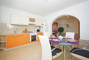 Η κουζίνα ή μικρή κουζίνα στο Family friendly house with a swimming pool Zavojane, Zagora - 23737