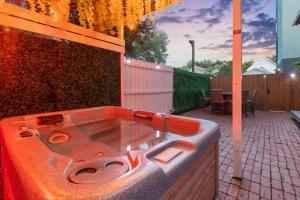 圣彼得堡Top Floor - Sun Filled Home - Jacuzzi - Pets Ok的后院的浴缸及水槽