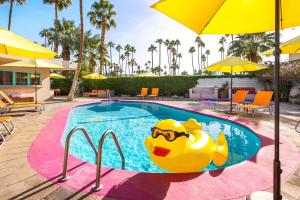 棕榈泉El Noa Noa的中间有一个橡皮鸭池