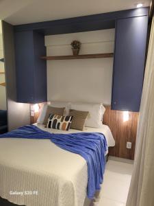 ein Schlafzimmer mit einem großen Bett und blauen Schränken in der Unterkunft Malia Beach 302 D - Muro Alto - Porto de Galinhas in Porto De Galinhas + 37 Fotos