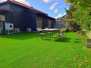 Surf99一棟貸切80平米 一松海岸とコンビニ徒歩圏 200平米芝庭 BBQ 専用焚き火台 tesisinin dışında bir bahçe