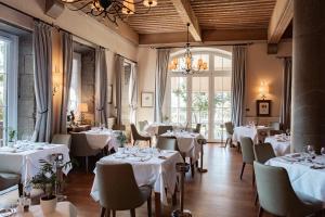 Restaurace v ubytování Château des Comtes de Challes