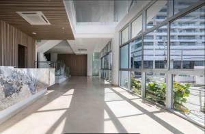 un couloir vide d'un immeuble de bureaux avec fenêtres dans l'établissement New Apartments with great Sunsets near historic center and beach, à Carthagène des Indes