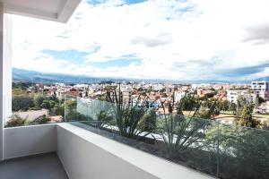 ein Balkon mit Blick auf die Stadt in der Unterkunft El mirador, moderno y acogedor departamento con balcon privado in Tarija