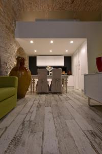 a living room with a wooden floor and a vase at La Puglia di Claudia in Ruvo di Puglia