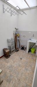 a room with a tile floor and a white wall at Tranquilo apartamento en Sachica in Sáchica