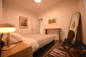 クリーブランドにあるEdgewater Stay on W78thのベッドルーム1室(ベッド1台、壁にサーフボード付)
