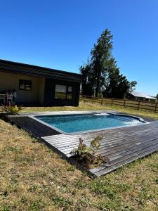 Swimmingpoolen hos eller tæt på Comoda casa moderna con piscina y bosque