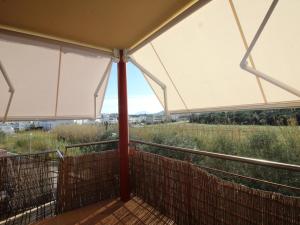 Balkón alebo terasa v ubytovaní SANT JORDI - Apartamento con vistas la montaña, piscina comunitaria y garaje. - ES-228-44
