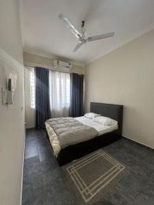 une chambre avec un lit et un ventilateur de plafond dans l'établissement Luxury East Legon Hills A gated 3-Bedroom house - Fivehills Homes, à Maijaw
