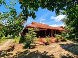 a house with a red roof at Út Bình Homestay in Vĩnh Long