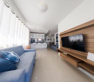 Μια τηλεόραση ή/και κέντρο ψυχαγωγίας στο Cobertura duplex à beira-mar com jacuzzi e cascata