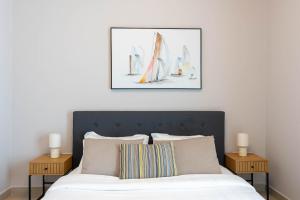 Ένα ή περισσότερα κρεβάτια σε δωμάτιο στο F1 Dreamstay 1bhk Gym Pool +24 φωτογραφίες