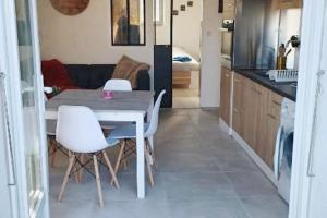 Kuchyň nebo kuchyňský kout v ubytování Appartement cosy à Publier - 30 m², terrasse ensoleillée