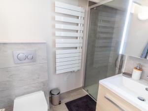シャトライヨン・プラージュにあるStudio climatisé avec terrasse vue mer, garage et wifi - FR-1-535-63のシャワー、トイレ、洗面台を備えたバスルーム