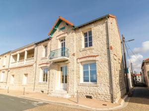 シャトライヨン・プラージュにあるStudio climatisé avec terrasse vue mer, garage et wifi - FR-1-535-63の通りに面した石造りの建物