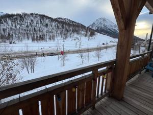 un balcon avec vue sur un champ enneigé dans l'établissement Charmant appart à 50m des pistes, balcon, parking - FR-1-445-215, à Montgenèvre 8 autres photos