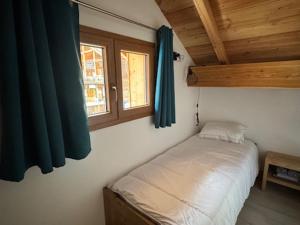 une petite chambre avec un lit et une fenêtre dans l'établissement Superbe duplex 5 pers à Montgenèvre avec parking privé - FR-1-445-216, à Montgenèvre