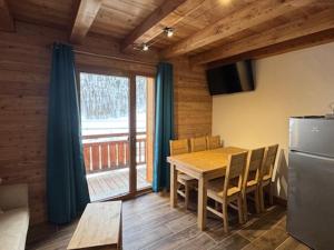 une cuisine et une salle à manger avec une table et une fenêtre dans l'établissement Superbe duplex montagnard luxe pour 6 pers. à Montgenèvre - FR-1-445-214, à Montgenèvre