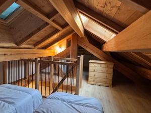 Cette chambre mansardée comprend 2 lits et des plafonds en bois. dans l'établissement Superbe duplex montagnard luxe pour 6 pers. à Montgenèvre - FR-1-445-214, à Montgenèvre